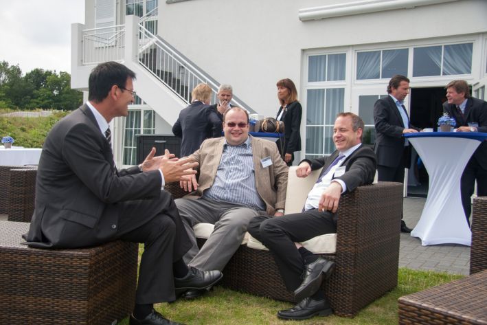 Aastra VIP-Partnerevet 2013 am SchwielowseeDistributoren unter sich: Dirk Gottschalk, Rolf Mittag (beide Komsa Systems) mit Johannes Haseneder (Allnet, von links). (Aastra Deutschland GmbH)