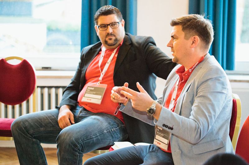 (v. l.) Michael Huber und Markus Fritz von Rackspace diskutieren bei einem Barcamp mit. (Astrid Piethan)