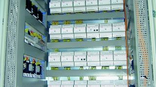 Der Schaltschrank beherbergt die Automatisierung.  (Bild: Schneider Electric)