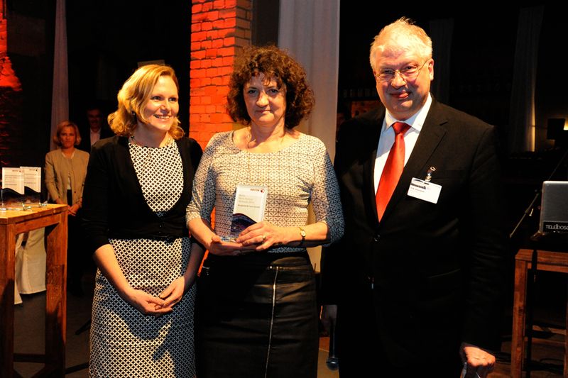 Simone Frech von Burghold & Frech bekam den Award „Website“ von Elke Matz verliehen.  (Bild: Xerox)