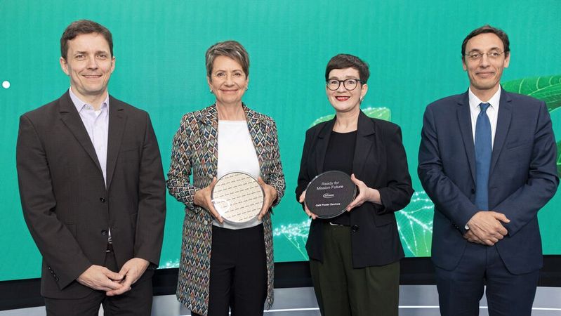 Bei der Pressekonferenz vor dem offiziellen Start der EU-Forschungsprojekte: Johannes Schoiswohl, Senior Vice President Infineon, Sabine Herlitschka, CEO Infineon Austria, Henriette Spyra, Österreichisches Klimaschutzministerium, Francisco Ignacio, Program Manager KDT JU der EU (v.links) Bei der Pressekonferenz vor dem offiziellen Start der EU-Forschungsprojekte: Johannes Schoiswohl, Senior Vice President Infineon, Sabine Herlitschka, CEO Infineon Austria, Henriette Spyra, Österreichisches Klimaschutzministerium, Francisco Ignacio, Program Manager KDT JU der EU (v.links)
