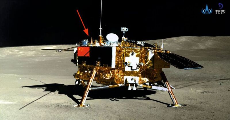 Die Chang’e-4 Mondlandesonde aufgenommen vom Rover Yutu-2. Das Kieler Messgerät befindet sich links hinter der Antenne, angezeigt durch den roten Pfeil.