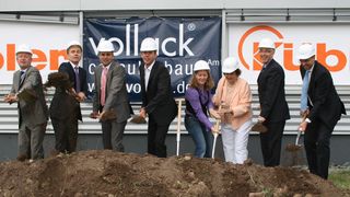 Beim Spatenstich (v.l.n.r): Dr. Christof Münzer vom Wirtschaftsverband Industrieller Unternehmen, Geschäftsführer Gebhard und Lothar Kübler; Rainer Kracht und Mirjam Arnu vom Baudienstleister Vollak; Seniorchefin Erika Kübler, Oberbürgermeister Dr. Rupert Kubon und Wirtschaftsförderer Georg Seeck.  (Bild: Kübler)