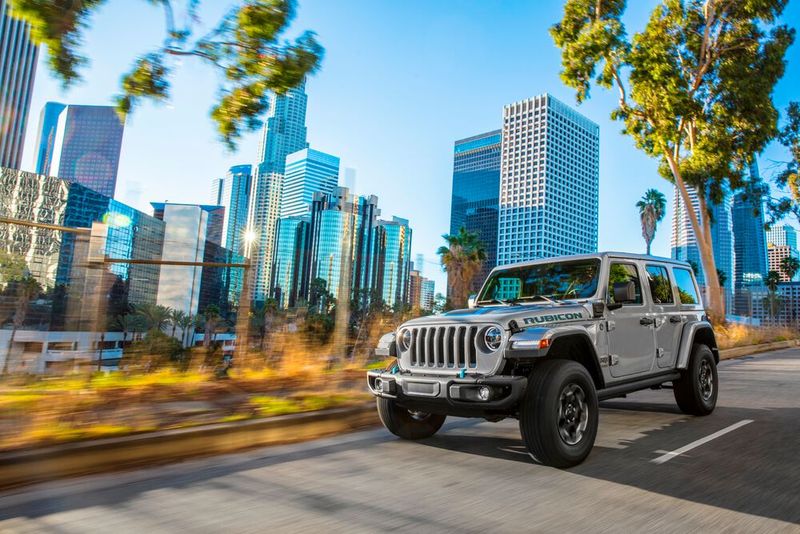Jeep stattet seinen Paradeoffroader Wrangler mit einem Plug-in-Hybrid-Antrieb aus. (Bild: Jeep)