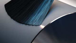 Jede bei Inometa produzierte Funktionswalze unterliegt einer strengen Ausgangskontrolle. Dazu gehört unter anderem eine professionelle Durchschlagsfestigkeitsmessung. (Bild: Inometa)