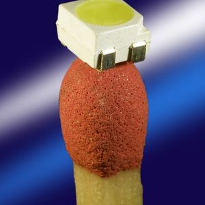 Bild 1: Mit Pocan TP 555-001 hat Lanxess einen neuen Polyester-Materialtyp auf Basis von Polyethylenterephthalat (PET) entwickelt, der sich hervorragend zur Herstellung von Gehäusen, Fassungen und anderen Komponenten für LED (lichtemittierende Dioden) eignet. Er zeichnet sich durch eine exzellente, auch auf Dauer kaum nachlassende Lichtreflexion und eine hohe Hitzestabilität aus.