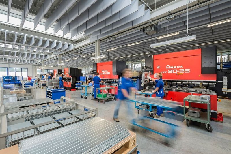 Abkantpressen und vollautomatische Fräsmaschinen ergänzten den Maschinenpark. (Bild: Frizlen)