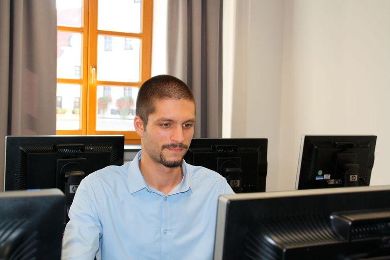 Marcel Shah, B. Eng. Berechnungsingenieur bei Cadfem, führte mich durch zwei Simulationen, die verschiedene Domänen miteinander koppeln.  (Bild: M. Zwettler, konstruktionspraxis)