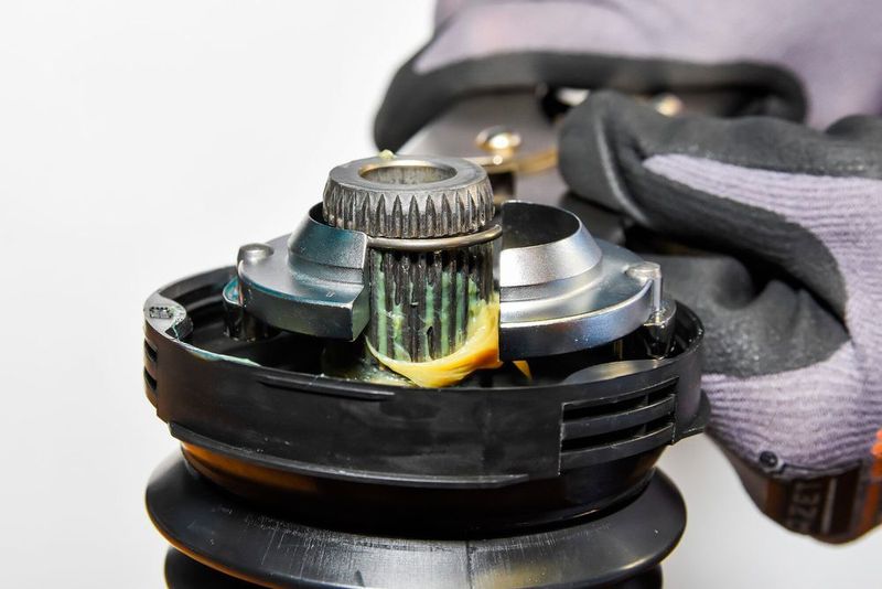 Dann drückt er den Schnappring zusammen. (Hazet)