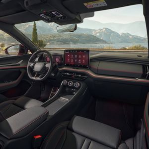 Auch der Innenraum präsentiert sich sportlich aufgerüstet.(Bild:  Skoda)