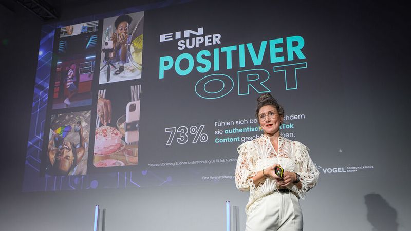 Auch im Folgevortrag, den Samira Rau, Brand Partnership Managerin bei Tiktok Germany hielt, ging es darum, wie man über Videoclips die Generation Z erreicht – die Kunden von morgen.  (Bild: Stefan Bausewein)