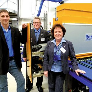 Seit über 70 Jahren erfolgreich mit Schmierungstechnik – das Familienunternehmen Raziol Zibulla & Sohn GmbH in Iserlohn: Geschäftsführender Gesellschafter Georg Gisbert Zibulla (Mitte) mit Ehefrau Mechthild, kaufmännische Prokuristin, und Sohn Christian, technischer Prokurist und Gesellschafter.