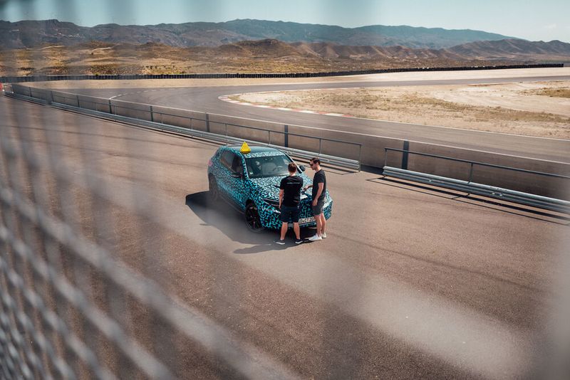 Eine Mitfahrt im Prototyp des Mercedes-Benz EQC im Süden Spaniens. (Daimler AG/Teymur Madjderey)