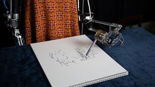 So sieht es aus, wenn Ai-Da den Pinsel respektive den Zeichenstift schwingt. Per Kameras in den Augen und verschiedenen Algorithmen bringt sie zuvor digitalisierte Informationen zurück in die physische Welt. (Bild: Universität Oxford)