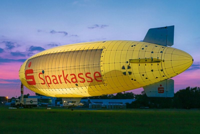Wenn Theo nachts beleuchtet ist, kann man die drei Luftkammern, auch Ballonettes genannt, genau erkennen. Deren Inhalt ist variabel, um die Druckschwankungen des großen Innenraums auszugleichen. (Bild: WDL Luftschiffgesellschaft mb)