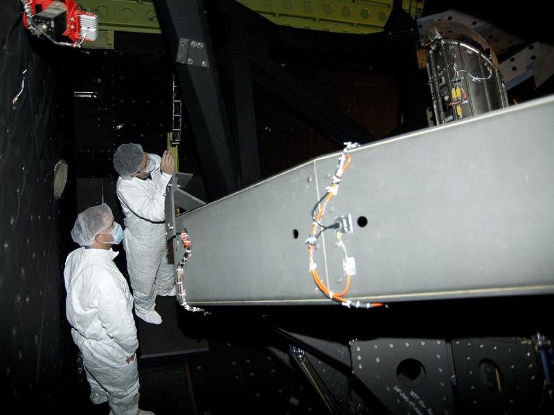 Eine der Metallstreben, die den Hauptspiegel in der 747 in Position halten (NASA)