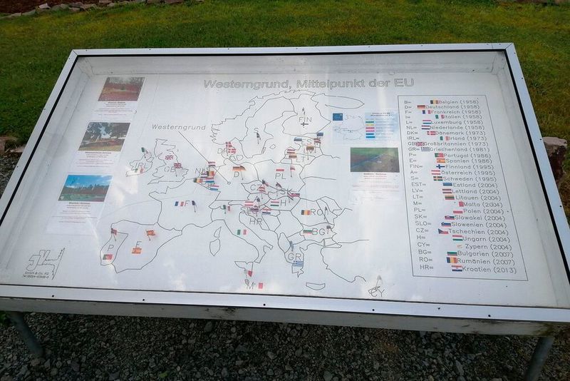 Im Spessart befindet sich nämlich der geografische Mittelpunkt der Europäischen Union. (Dotzler, Dominsky, Lacher, Maderner, Michel, Rosenow, Schweitzer/»kfz-betrieb“)