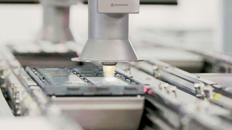 Plasmatreat: An Stand 445, Halle A2 können sie das neue Redox-Tool zur Metalloxidreduktion von Plasma unter die Lupe nehmen. Das neue Tool übernimmt die sichere und effektive Reduzierung von Oxidschichten elektronischer Bauteile im Inline-Prozess. Es gibt auch weitere Plasmaanwendungen für die Elektronikindustrie zu sehen. (Bild: Plasmatreat)