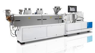 Beispiel für einen durch die neuen 72HA-Gehäusebuchsen verschleißfester gemachten Zweischneckenextruder der Baureihe ZE Bluepower für die Compoundierung hoch gefüllter und somit vergleichsweise abrasiver Kunststoffe von Krauss-Maffei Berstorff. (Krauss-Maffei Berstorff)