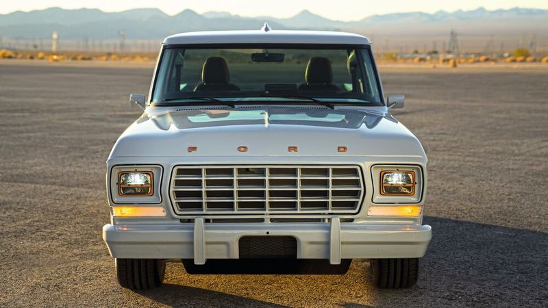 Das vollelektrische F-100-Eluminator-Konzept, das Ford Performance entworfen und entwickelt hat, entstand in Zusammenarbeit mit „MLe Racecars“ und steht auf einem maßgeschneiderten Chassis von „Roadster Shop“. (Bild: Ford)