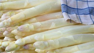 Die Spargelzeit ist in vollem Gange und die Schälmaschinen der Firma Hepro laufen auf Hochtouren. Web-Panels sorgen dabei für eine einfache Maschinenbedienungden und den richtigen Schnitt. (CC0 Public Domain, pixabay.com)