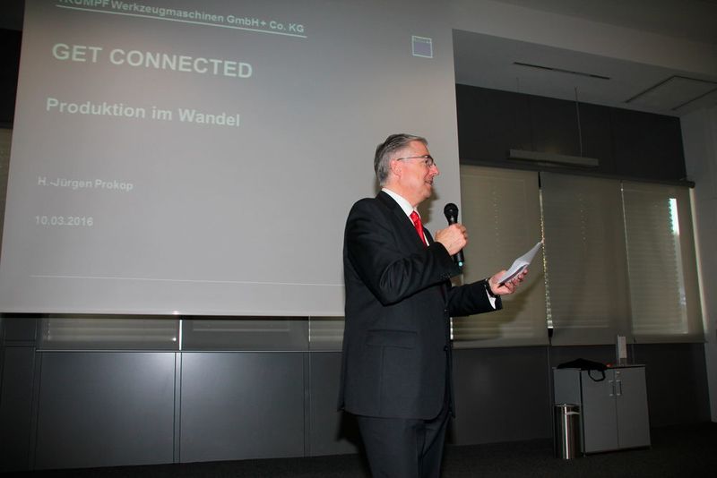 Dr.-Ing. Markus Flik, Vorsitzender der Geschäftsführung bei Chiron, moderiert den Vortrag von Trumpf-Geschäftsführer Dr. Heinz-Jürgen Prokop zum Thema „Produktion im Wandel“ an. (Bild: Sonnenberg)