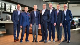 Haben die Übernahme der Autohof Reimers GmbH durch die Rosier-Gruppe besiegelt: (v. l.) die Geschäftsführer der Autohof Reimers GmbH Manuel Voß, Gunter Reimers und Gerd Reimers mit Heinrich Rosier (Geschäftsführender Gesellschafter Rosier-Gruppe), Paul Rosier (Direktor Organisation/COO Rosier-Gruppe), Nico Reimers (Geschäftsführer Reimers Holding GmbH) und Marc Heinen (Geschäftsführer Rosier-Gruppe). (Bild: Oliver Pohl)