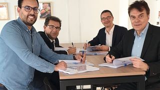 Unterzeichnen den Gründungsvertrag (v.l.): Waël Cheaib, Gründer und CEO von Safecube, Pascal Zammit, Director Connected Mobility Solutions bei Michelin, Patrick Cason, General Manager bei Sigfox Frankreich und Fabrice Bonneau, CEO von Argon Consulting. (Safecube)