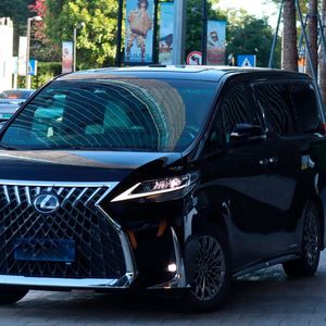 Wie alle Lexus-Modelle fällt der LM durch seinen mächtigen Grill auf.(Bild:  sp-x / Benjamin Bessinger)