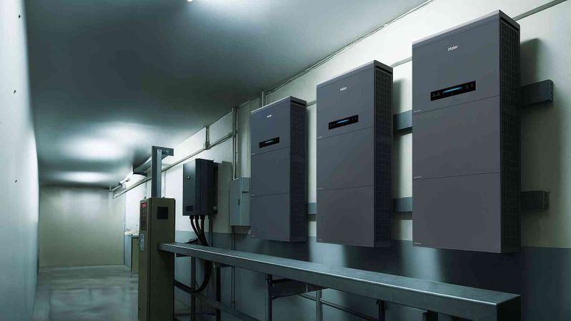 Der Energiespeicher "E-Tower HV" von Haier Energy lässt sich wahlweise als All-in-one-Einheit oder in Split-Konfiguration installieren.(Bild:  Haier Energy)