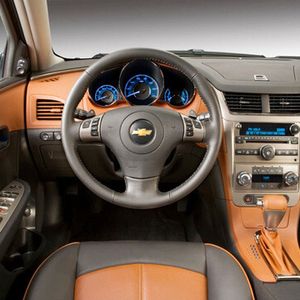 Der Diesel bietet u.a. Klimaautomatik, Touchscreen-Navi und 17-Zoll-Felgen. Die Benziner-Variante verfügt zusätzlich über Xenonlicht, Ledersitze und ein elektrisches Glas-Schiebedach.