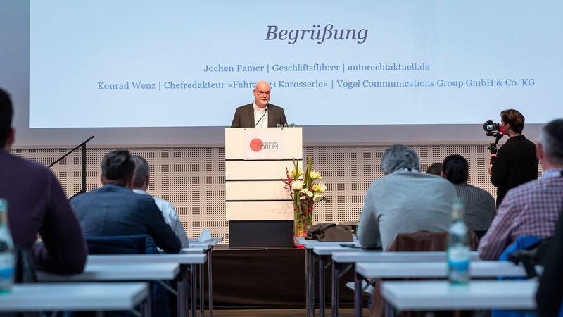 »F+K«-Chefredakteur Konrad Wenz begrüßte die rund 200 Teilnehmer – etwa 90 davon waren  online zugeschaltet. (Bild: Stefan Bausewein)