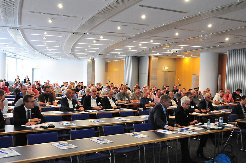 Rund 150 Ausbilderinnen und Ausbilder von überbetrieblichen Bildungsstätten kamen zur Ausbilderkonferenz nach Frankfurt. (Schmidt/»kfz-betrieb«)