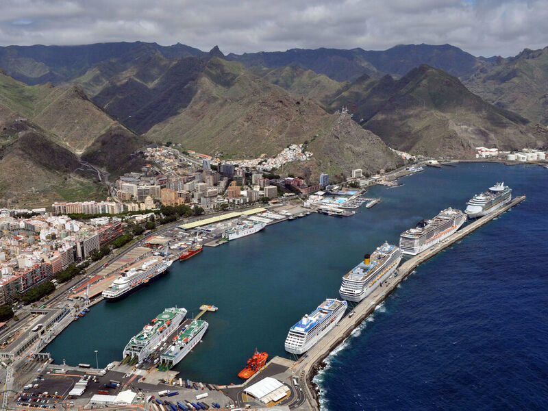 Bei einem 58-stündigen Zwischenstopp auf den Kanaren erhielt das betroffene Kreuzfahrtschiff seinen instandgesetzten Backbord-Stabilisator zurück.
 (Puertos de Tenerife / Antonio Marquez)