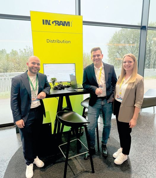 (v. l.) Markus Ungnadner, Fujitsu, mit Elias Lummer und Mareike Jacob von Ingram Micro (Bild: Vogel IT-Medien GmbH)