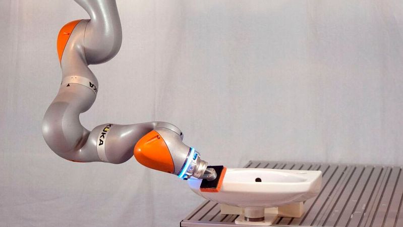 Dieser Kuka-Roboter wurde von Forschern der Technischen Universität Wien zum Reinigungsexperten für Waschbecken & Co. „erzogen“. (Bild:  TU Wien)