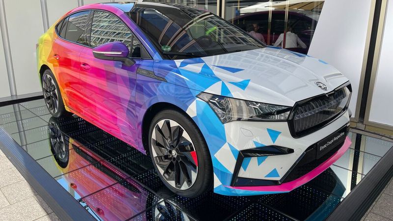 Als Zaungast war Skoda in München. Nicht auf der IAA, sondern am Rande der IAA veranstaltete der Importeur zwei Medientage in der Münchener Innenstadt. Im Bild: das Enyaq Coupé Respectline. (Bild: Grimm – VCG)