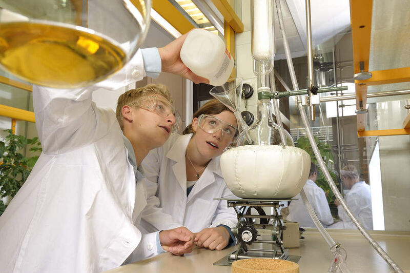 Im Schülerlabor Baylab plants können junge Forscher eigenständig lehrplanorientierte Versuche aus der Biologie und Chemie durchführen.  (Bild: Bayer)