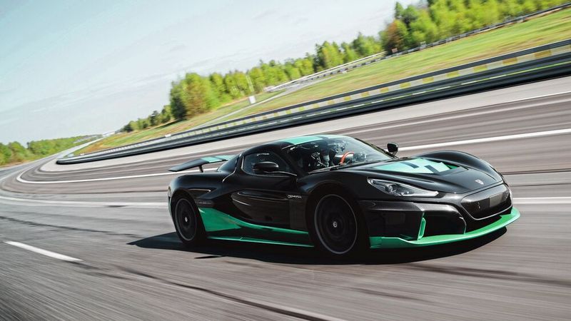 Doch nicht nur elektrische Experimental-Autos können Sprintrekorde knacken. Der Hypersportwagen Rimac Nevera, ein straßenzugelassener und zum Kauf angebotener Elektrowagen, hat im Sommer ebenfalls diverse Bestmarken unterboten. Sein 1.408 kW/1.914 PS und 2.360 Newtonmeter starke E-Antrieb macht ihn bereits zum stärksten Seriensportwagen der Welt. Nun hat die kroatische Elektro-Flunder bei Testfahrten auf dem Gelände von Automotive Testing Papenburg außerdem einige eindrucksvolle Performance-Werte abgeliefert: Die Sprints auf 100, 200 und 400 km/h wurden offiziell mit 1,81, 4,42 beziehungsweise 21,31 Sekunden gemessen. Unter anderem die von Drittparteien bestätigte Zeit für den Sprint auf 400 km/h gilt als neue Bestmarke. Davon soll der bei den Messfahrten mit straßenzugelassenen Michelin-Cup-2-R-Reifen bestückte Bolide gleich 23 gesetzt haben. Rimac will vom rund zwei Millionen Euro teuren Nevera lediglich 150 Exemplare bauen. (Bild: Rimac)