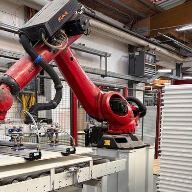 Dank des neuen FA-X/FA-M-Flächengreifsystems steigerte Türenhersteller PRÜM seine Fertigungsleistung um 20 Prozent. (Bild: J. Schmalz GmbH)