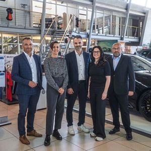 CRM-Managerin Martina Reber (2.v.l.) trieb das Projekt digitale Datenschutzeinwilligung voran. Tatkräftig unterstützt wurde sie von (v.l.) Robert Seebacher (Betriebsleiter Rosenheim),  Wolfgang Baumann (Leiter Aftersales), Sonja Nowak (Marketing/Datenschutz Deutschland)  und Michael Wottke (Vertriebsleiter Deutschland).(Bild:  Jonas Blank)