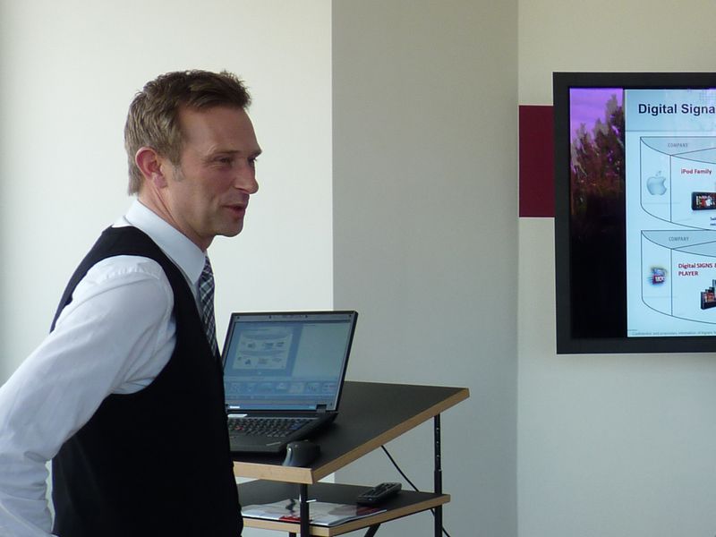 Christoph Dassau, Director der Pofessionell Audio Video Group, hat den Digital Signage Showroom von Ingram Micro offiziell eröffnet. (Ingram Micro)