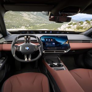 Auch innen kommt der 3er im Neue-Klasse-Stil daher.(Bild:  BMW)
