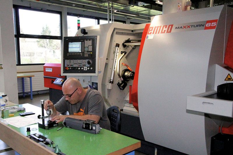 Didier Habegger: «Da wir keine grossen Serien haben, ist für uns wichtig, dass sämtliche Werkzeuge immer im Speicher der Steuerung bleiben. Das erleichtert und beschleunigt das Umrüsten ungemein.» (Bild: Siemens)