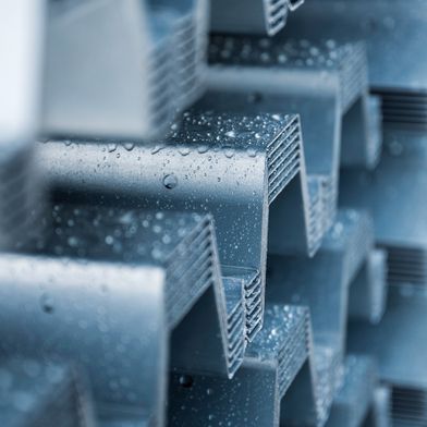 Mit ZM Ecoprotect Solar bietet thyssenkrupp Steel eine für PV-Montagesysteme entwickelte Variante an. Die Beschichtung erfolgt bereits am Stahlband vor der Umformung, sodass Profile ohne die Nachteile der nachträglichen Stückverzinkung gefertigt werden können. (Bild: Thyssenkrupp Steel)