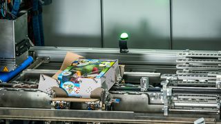 Mit der automatischen Verpackungsanlage „CVP Everest“ können individuelle Nachrichten und Logos auf Versandpakete aufgebracht werden. (Bild: Sparck)