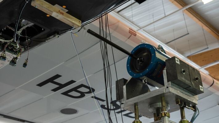 Der Prototyp von SolarImpulse wird von den DLR-Forschern mit elektrodynamischen Erregern, sogenannten Shakern, an mehreren Stellen in Schwingung versetzt. Die Shaker erzeugen wie bei Lautsprechern die Schwingungen über eine Magnetspule. Hier wird allerdings die Magnetkraft nicht für die Bewegung einer Lautsprechermembran benötigt sondern direkt für die Vibration der Flugzeugstruktur verwendet. (SolarImpulse/François Wavre/rezo.ch)