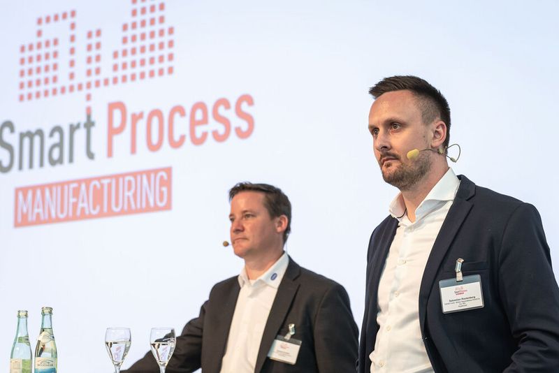 Roland Dunker, links (R. Stahl ) und Stefan Rautenberg (Gemü) stellen sich den Fragen zum digitalen Typenschild (Bild: Bausewein / PROCESS)