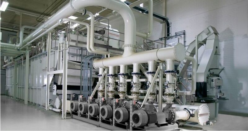 By controlling the amount of fluid delivered by the pumps exactly as required, such as in the case of a filtration system for the central supply of cooling lubricant, energy savings of up to 45 % can be achieved with the Ecoclean DFC dynamic volumetric flow control. (Ecoclean)