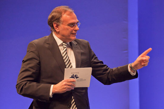 Marketingleiter Frank Thomas Dietz erläuterte die Werbestrategie für 2012, in deren Mittelpunkt die Fußball-Europameisterschaft steht. (Hyundai)